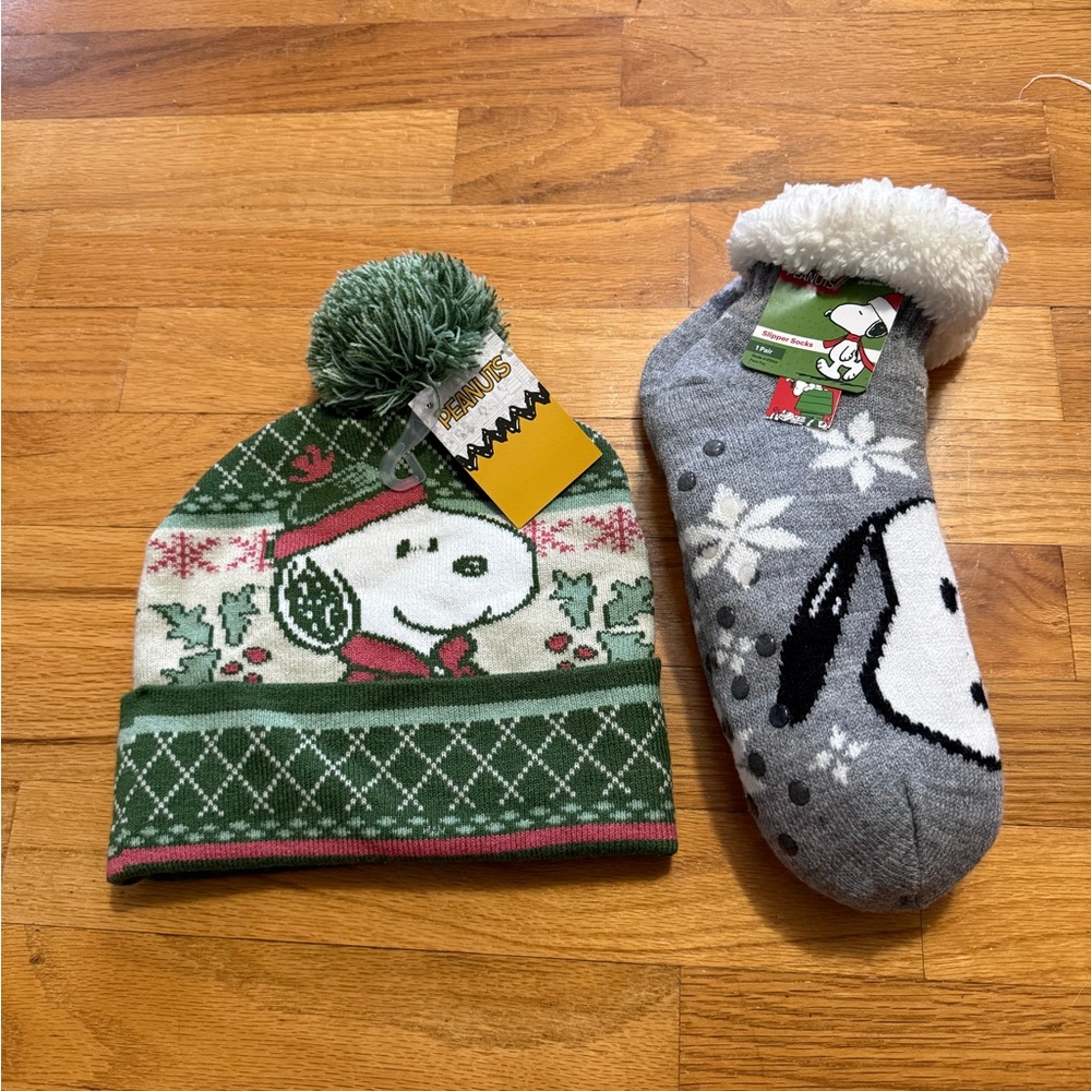 Peanuts Snoopy Green and Gray Winter Hat and Socks Set